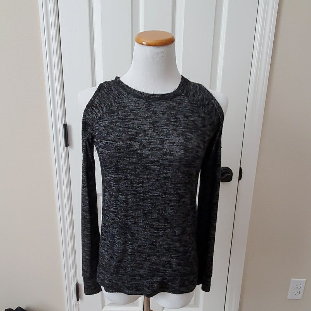 🔴 3/$15 Cold shoulder sweater